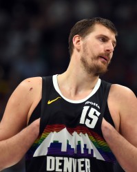 评奖资格到手！约基奇只打上半场 12中7&amp;罚球8中8砍下23+8